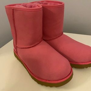 New  without tags Girls UGG Kids CLASSIC WEATHER SHORT Boots